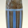 Blaue Art Deco Keramikvase mit Blumen.