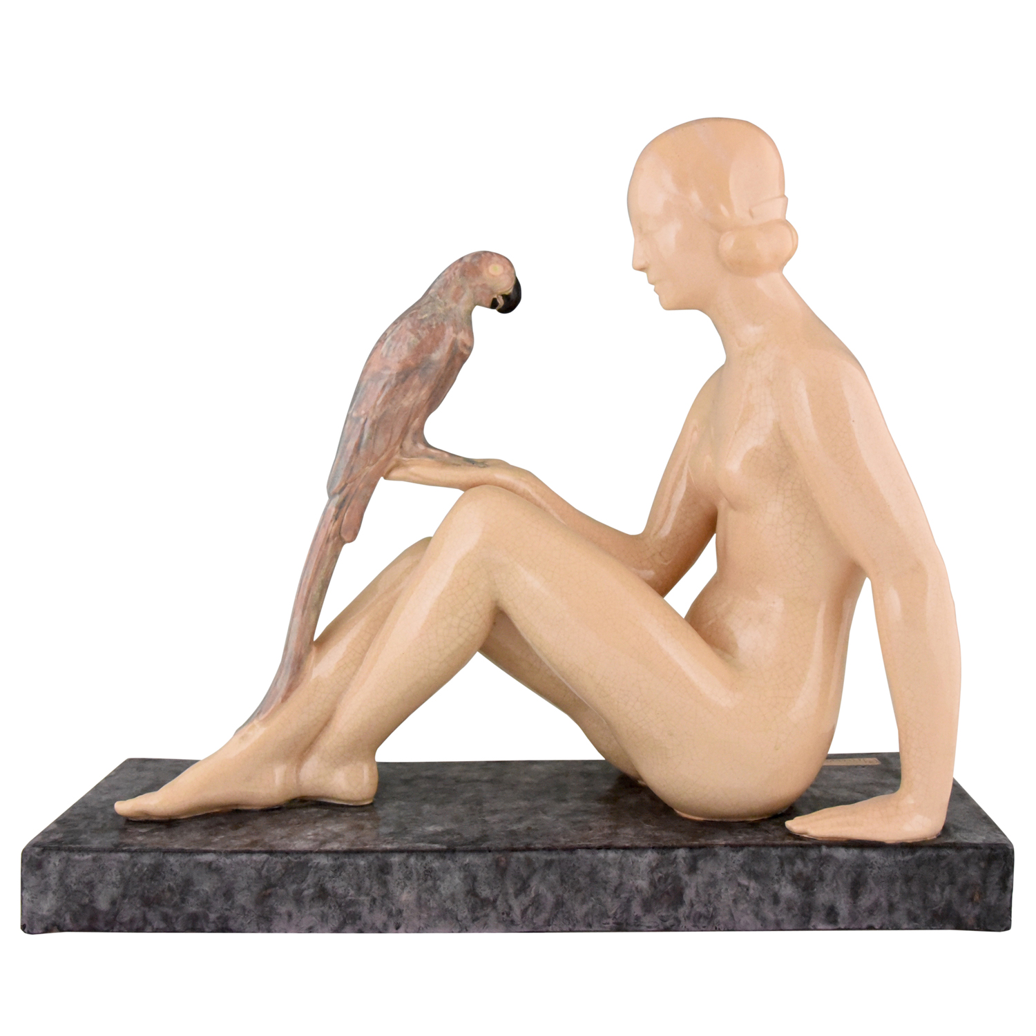 Art Deco sculpture en céramique femme nue au perroquet