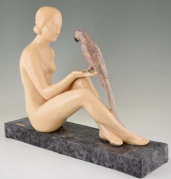 Art Deco sculpture en céramique femme nue au perroquet