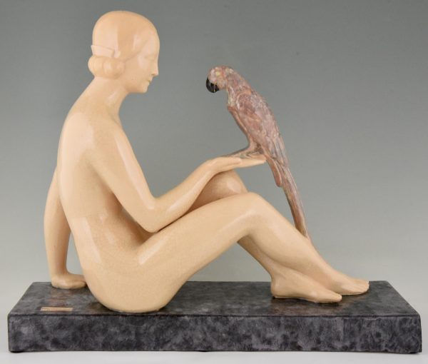 Art Deco Skulptur Keramik Frauenakt mit Papagei