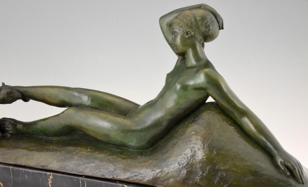 Art Deco bronzen sculptuur naakte vrouw met geitjes