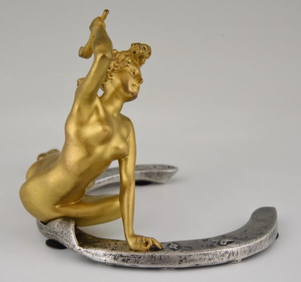 Jugendstil bronzen sculptuur naakt op hoefijzer