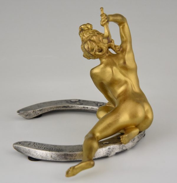 Jugendstil bronzen sculptuur naakt op hoefijzer