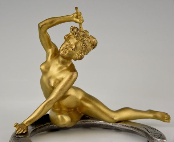 Jugendstil bronzen sculptuur naakt op hoefijzer