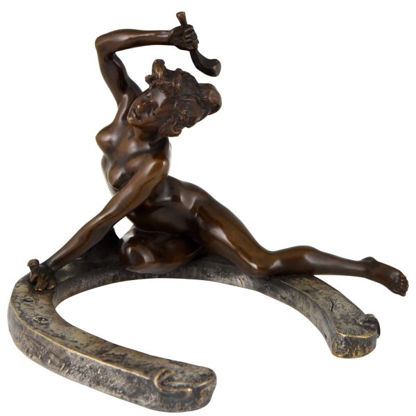 Art Nouveau bronzen sculptuur naakte vrouw op hoefijzer