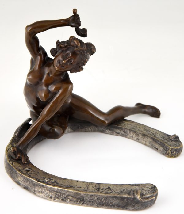 Art Nouveau bronzen sculptuur naakte vrouw op hoefijzer