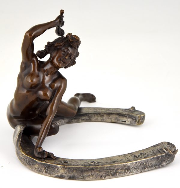 Art Nouveau sculpture bronze femme nue sur fer à cheval