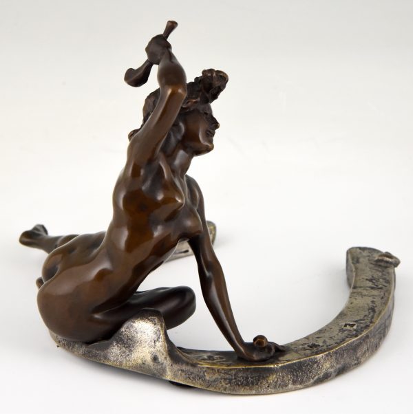 Art Nouveau bronzen sculptuur naakte vrouw op hoefijzer