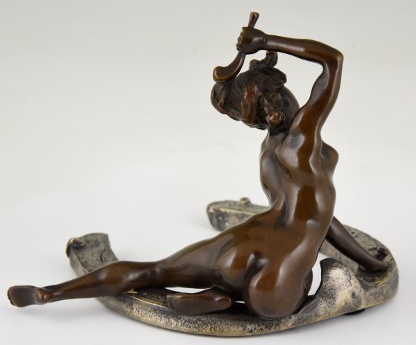 Art Nouveau bronzen sculptuur naakte vrouw op hoefijzer