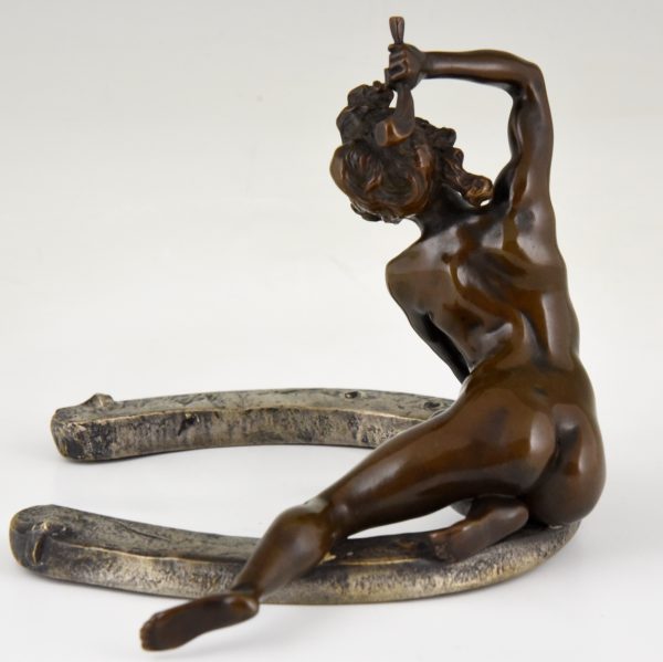 Art Nouveau bronzen sculptuur naakte vrouw op hoefijzer
