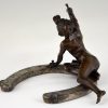 Art Nouveau bronzen sculptuur naakte vrouw op hoefijzer