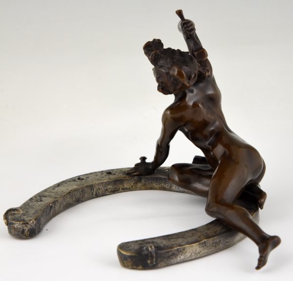 Art Nouveau bronzen sculptuur naakte vrouw op hoefijzer