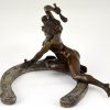 Art Nouveau bronzen sculptuur naakte vrouw op hoefijzer