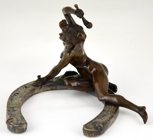 Art Nouveau bronzen sculptuur naakte vrouw op hoefijzer