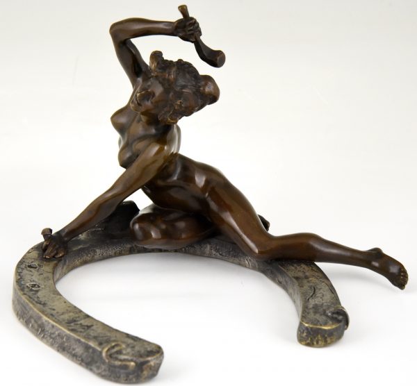 Art Nouveau bronzen sculptuur naakte vrouw op hoefijzer