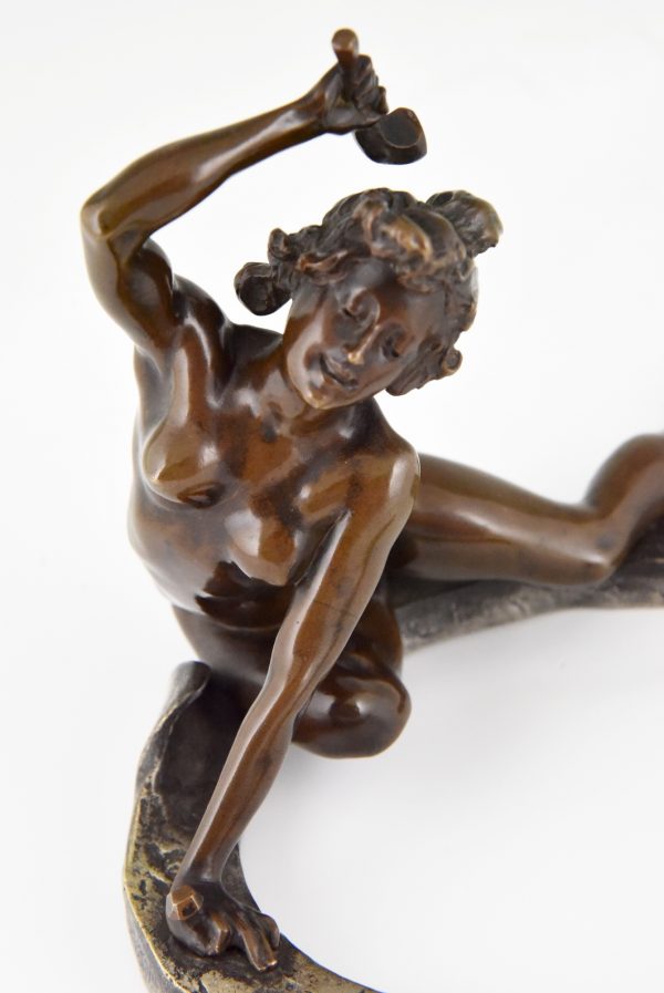 Art Nouveau sculpture bronze femme nue sur fer à cheval