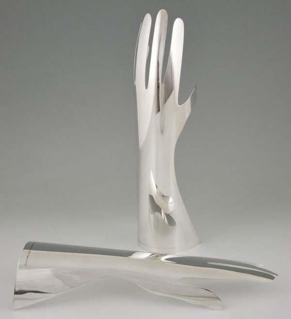 Le Mani, 2 handen, sculptuur in verzilverd metaal.