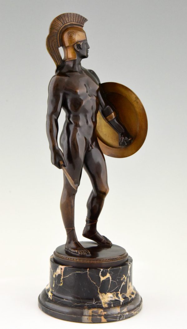 Gladiateur, sculpture en bronze homme nu avec bouclier