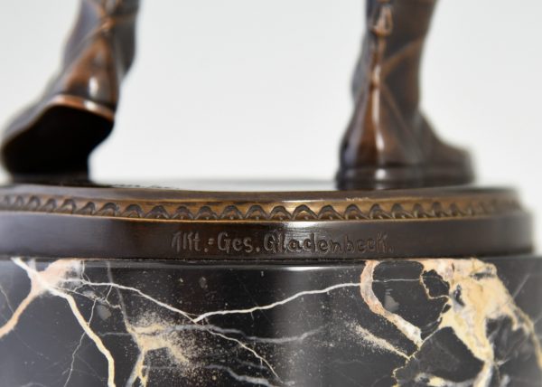 Gladiator, antiek bronzen beeld mannelijk naakt met schild