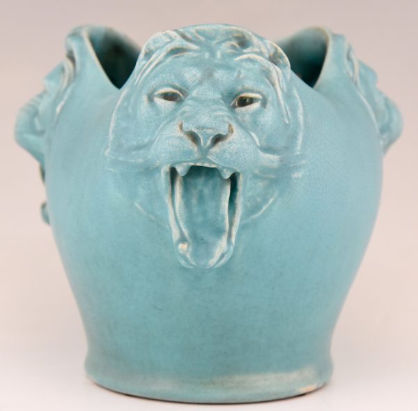 Vase en céramique Art Deco avec 3 têtes de lion