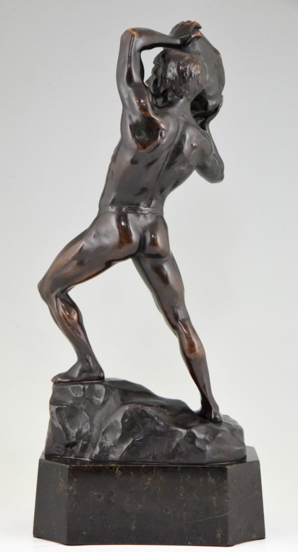 Antiek bronzen beeld mannelijk naakt met steen