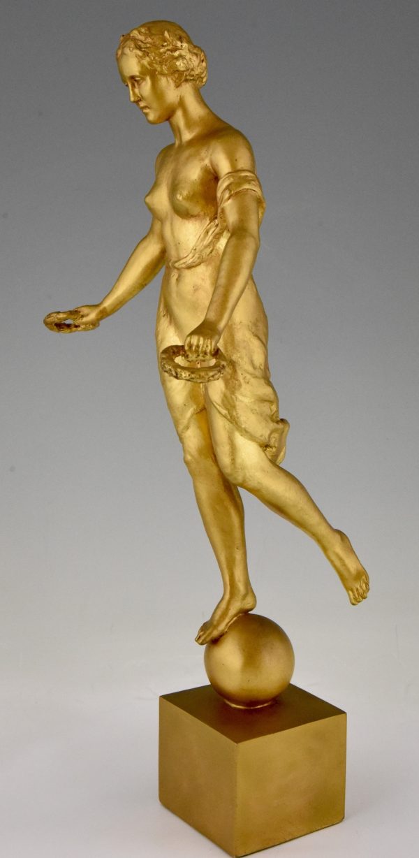 Art Deco sculpture bronze femme aux couronnes de laurier