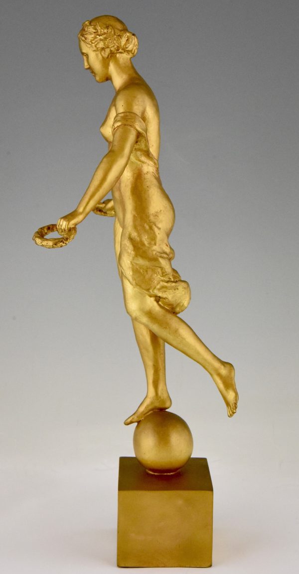 Art Deco sculpture bronze femme aux couronnes de laurier