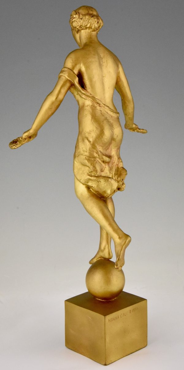 Art Deco sculpture bronze femme aux couronnes de laurier