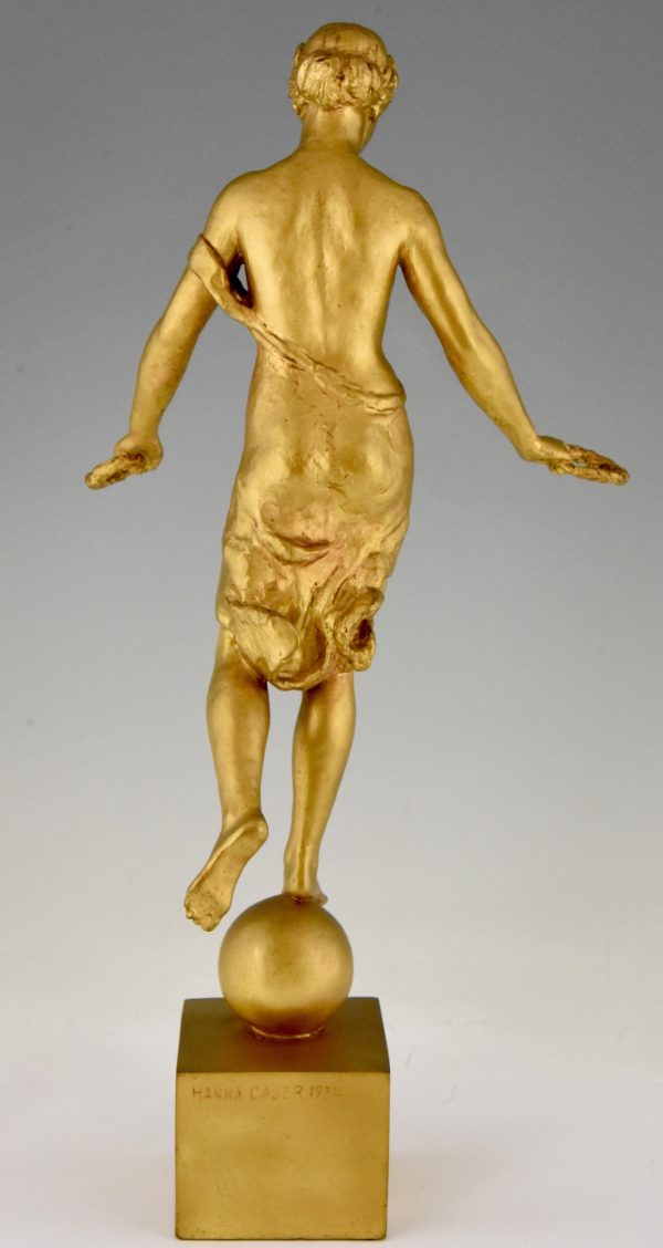 Art Deco sculpture bronze femme aux couronnes de laurier