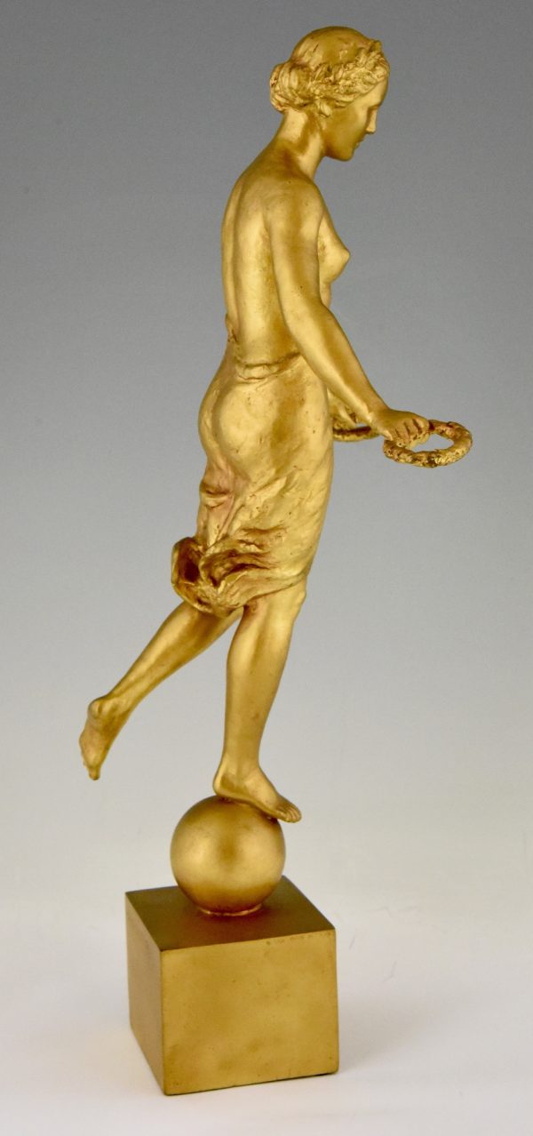 Art Deco sculpture bronze femme aux couronnes de laurier