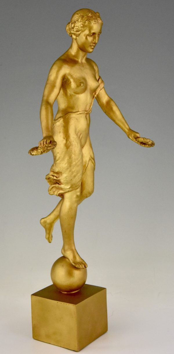 Art Deco sculpture bronze femme aux couronnes de laurier