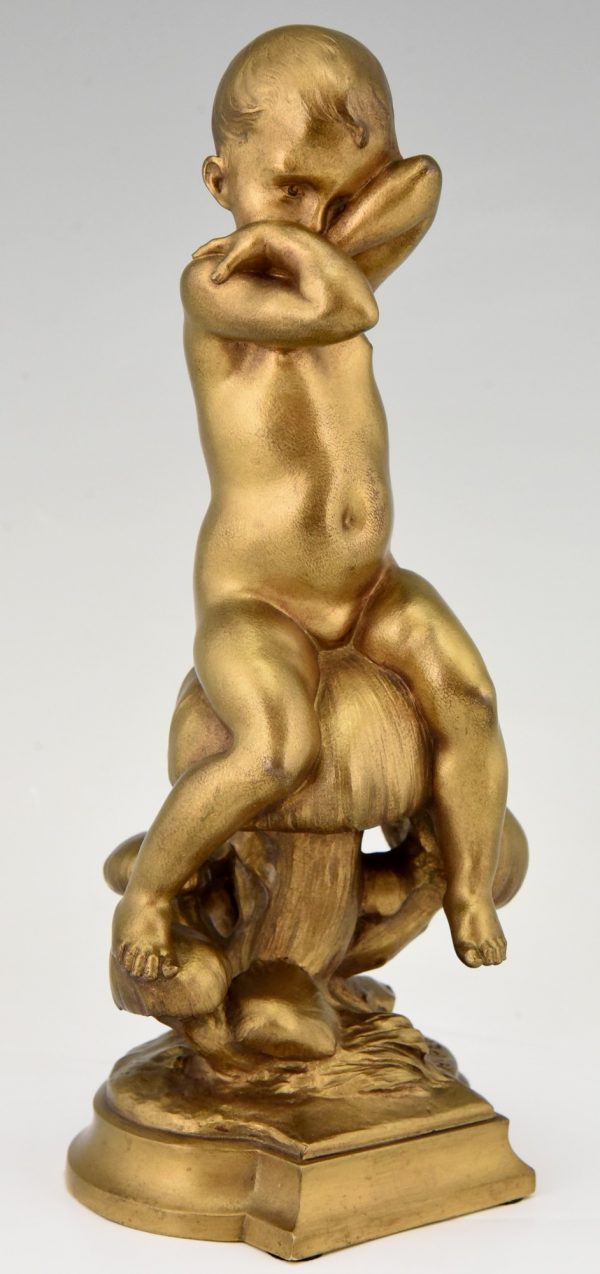 Jugendstil Bronze vergoldet Junge auf einem Pilz