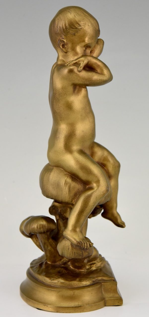 Jugendstil Bronze vergoldet Junge auf einem Pilz