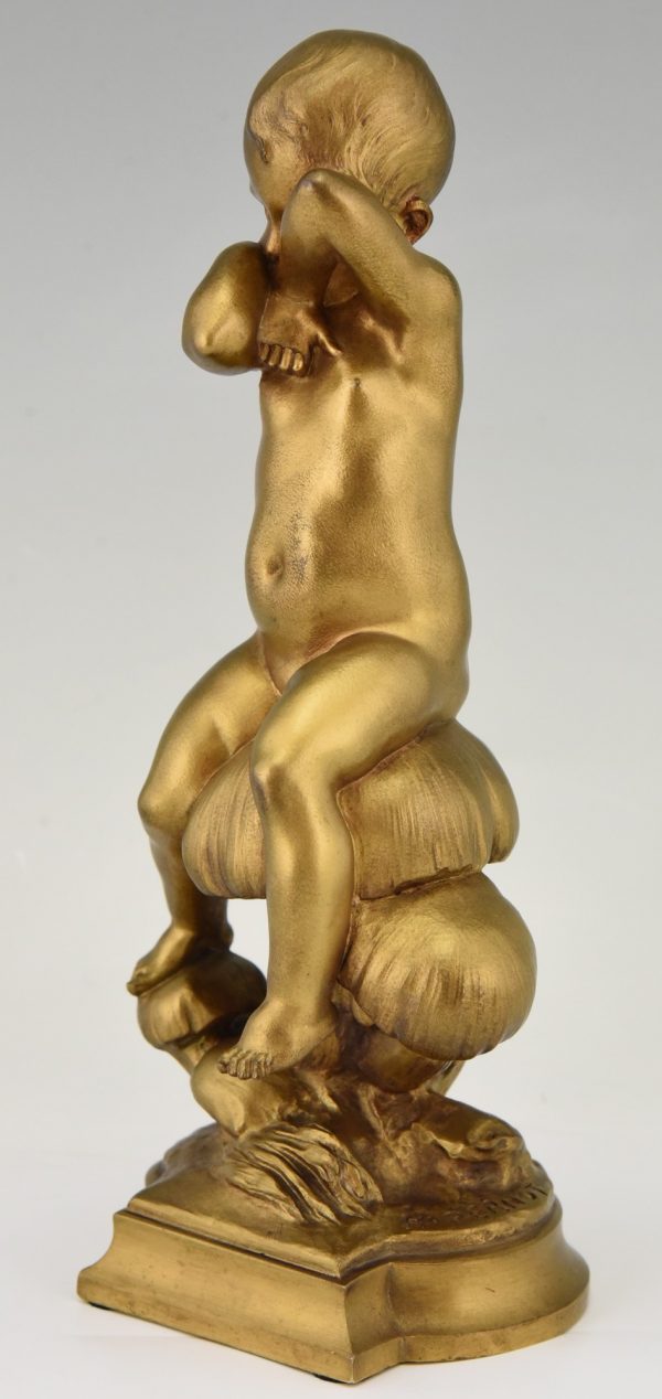 Jugendstil Bronze vergoldet Junge auf einem Pilz