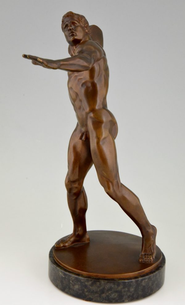 Sculpture en bronze homme nu lançant une pierre