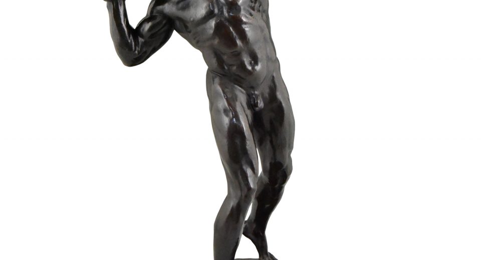Antiek bronzen beeld stenengooier, mannelijk naakt