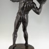 Antiek bronzen beeld stenengooier, mannelijk naakt