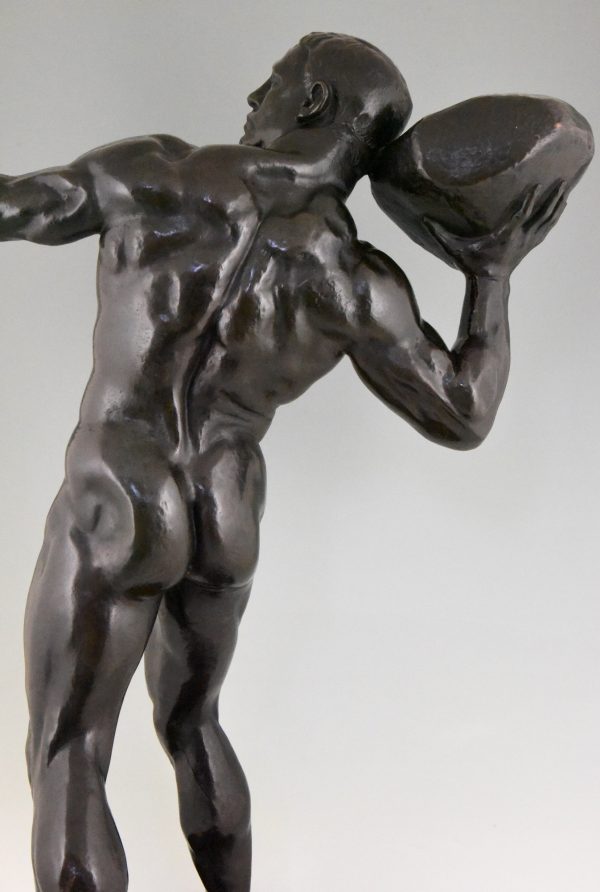 Sculpture en bronze nu masculin lançant une pierre