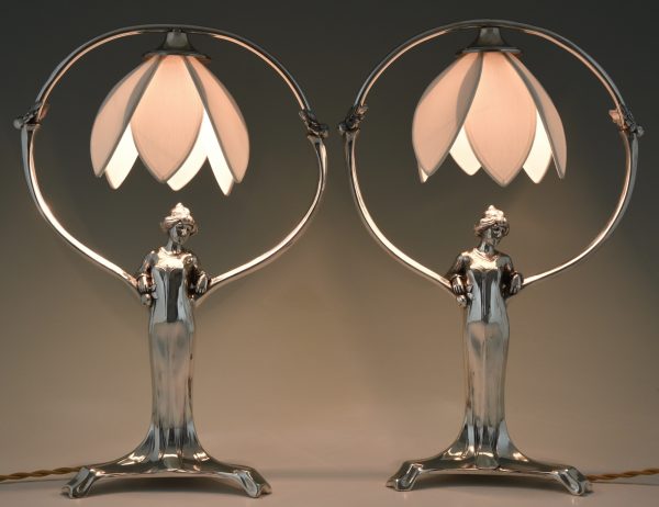 Paire de lampes Art Nouveau en metal argenté avec femmes