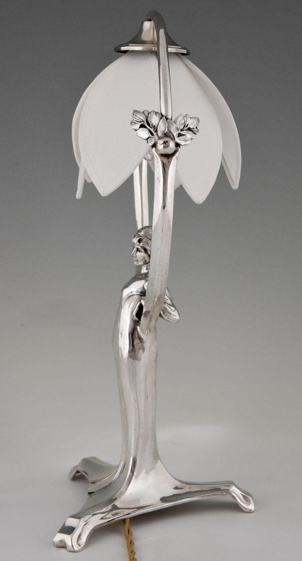 Paire de lampes Art Nouveau en metal argenté avec femmes