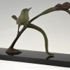 Art Deco sculptuur vogel op een iris