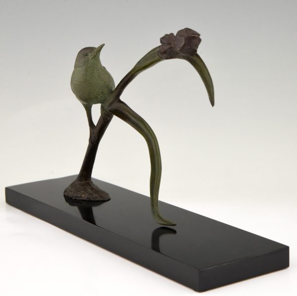 Art Deco sculptuur vogel op een iris