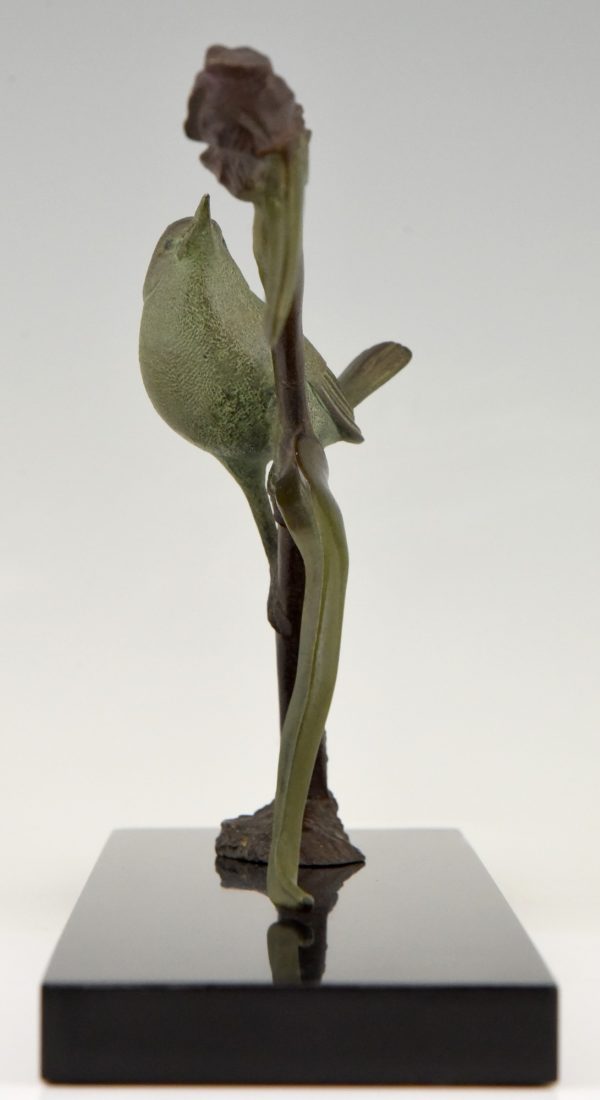 Art Deco sculptuur vogel op een iris