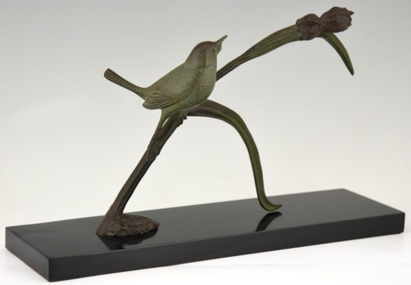 Art Deco sculptuur vogel op een iris