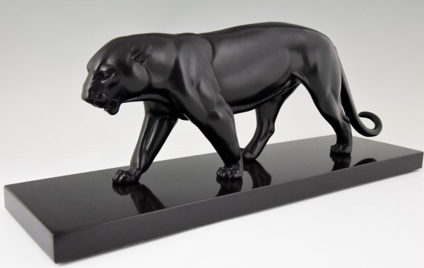 Art Deco sculpture of a black panther.