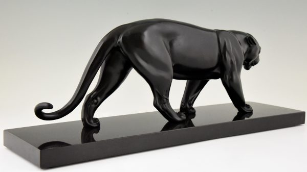 Art Deco sculpture of a black panther.