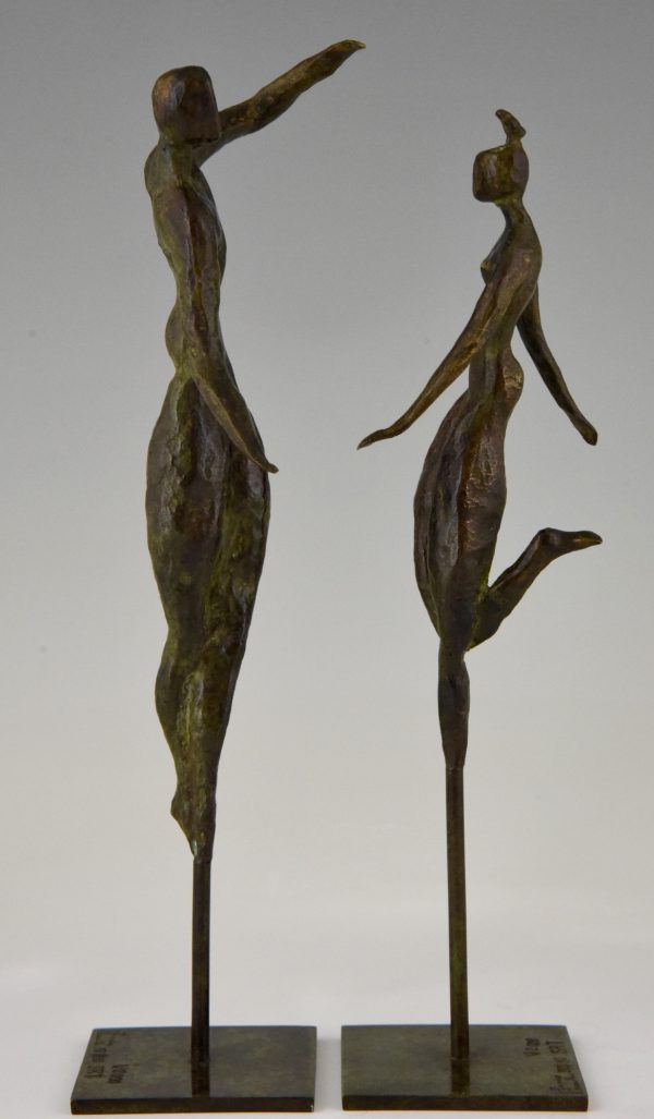 2 Moderne bronzen sculpturen dansend paar