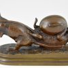 Antiek bronzen beeld twee muizen met ei
