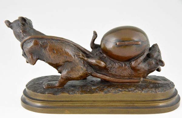 Antiek bronzen beeld twee muizen met ei
