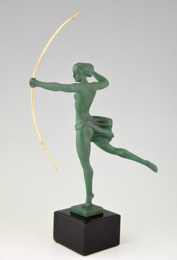 Diana, Art Deco beeld vrouw met boog